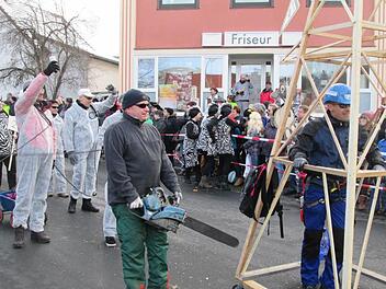 Bürger gegen Südlink: Visualisiert durch die Motorsäge, die dem Strommast zu Leibe rückt. Foto: Diana LeitschBürger gegen Südlink: Visualisiert durch die Motorsäge, die dem Strommast zu Leibe rückt. Foto: Diana Leitsch