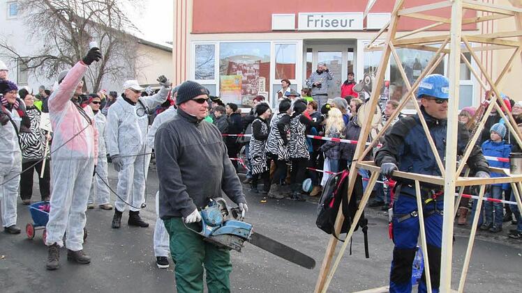 Bürger gegen Südlink: Visualisiert durch die Motorsäge, die dem Strommast zu Leibe rückt. Foto: Diana LeitschBürger gegen Südlink: Visualisiert durch die Motorsäge, die dem Strommast zu Leibe rückt. Foto: Diana Leitsch
