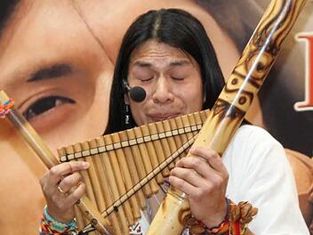 Flöten, Percussion, Gesang - Leo Rojas präsentierte sich beim Schlager-März im Fritz als Multitalent. Foto: Matthias Beetz