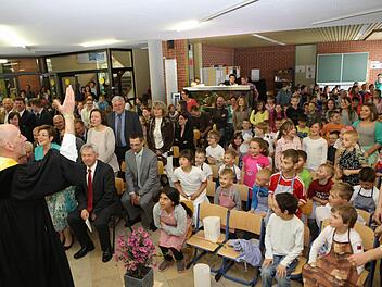 In mitreißender Weise gestaltete der evangelische Pfarrer Udo Bruha (im Bild) mit seinem katholischen Amtsbruder Georg Lohneiß den kirchlichen Teil des Festaktes zur Erweiterung der Giechburgschule in Scheßlitz. Foto: Barbara Herbst