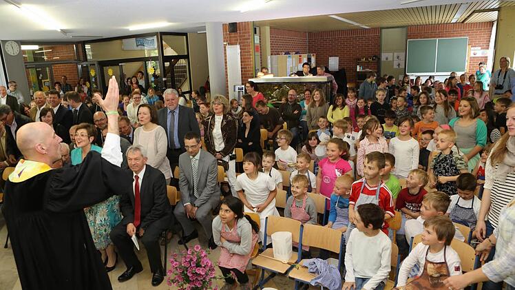 In mitreißender Weise gestaltete der evangelische Pfarrer Udo Bruha (im Bild) mit seinem katholischen Amtsbruder Georg Lohneiß den kirchlichen Teil des Festaktes zur Erweiterung der Giechburgschule in Scheßlitz. Foto: Barbara Herbst