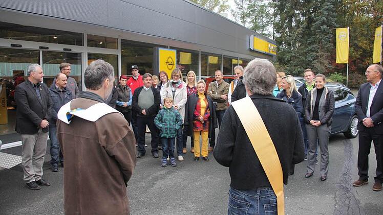 Etliche Vertreter der 26 Sponsorenfirmen waren zu der Übergabe gekommen. Ihnen gegenüber stehen hier die beiden Kirchenvertreter.