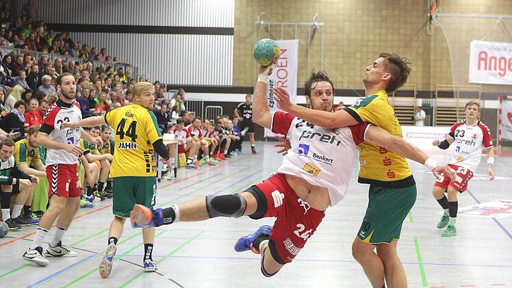 Pure Entschlossenheit: Franziskus Gerr (beim Wurf) überzeugte als siebenfacher Schütze. Jan Wicklein (links, mit neun Treffern erfolgreichster HSC-Schütze beim 28:25-Sieg gegen den HSV Bad Blankenburg) verfolgt gespannt, was passiert.  Foto: Thomas Hälker