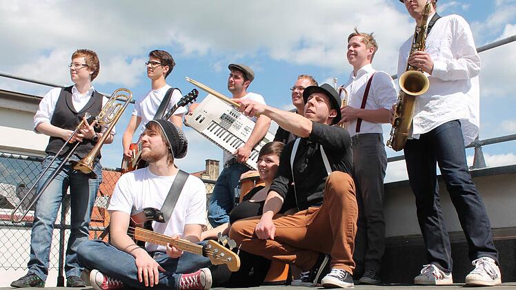 Die Bad Kissinger Band "Soundladen" mit (von rechts) Sebastian Mahr, Leslie Nielsen, Johannes Antretter, Timo-Jan Deen, Larissa Hoppe, Florian Kirchner, Niklas Schmitt und Dominik Grom.  Foto: Benedikt Borst