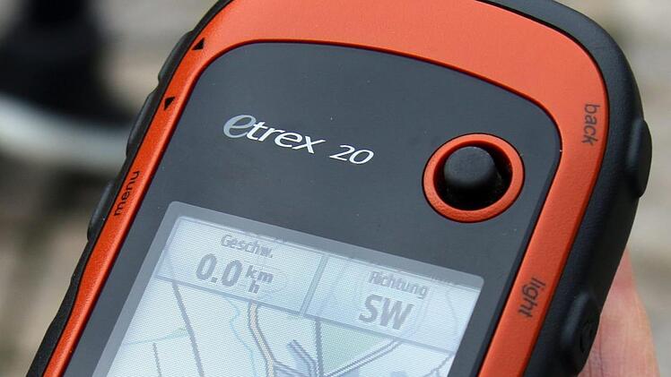 Das GPS-Gerät zeigt - bei richtiger Eingabe der Koordinaten - die Richtung zum nächsten Ziel bzw. Cache an. Foto: Bettina Knauth