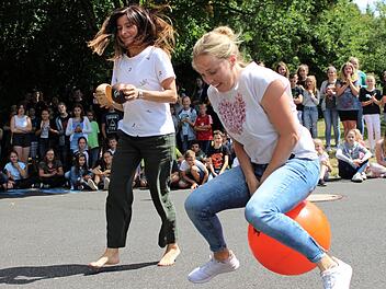 Die Lehrerinnen Christina Mareike Lehmann (links) und ihre Kollegin Barbara Müller durchhüpfen den Parcours mit Leichtigkeit. Julia Raab
