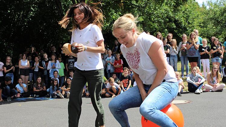 Die Lehrerinnen Christina Mareike Lehmann (links) und ihre Kollegin Barbara Müller durchhüpfen den Parcours mit Leichtigkeit. Julia Raab
