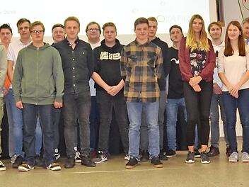 Für gute und sehr gute Leistungen erhielten Auszubildende der Firma Rauschert GmbH Anerkennung und Lob ihrer Vorgesetzten.  Foto: Karl-Heinz Hofmann