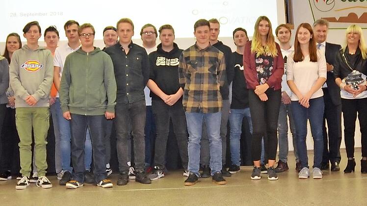 Für gute und sehr gute Leistungen erhielten Auszubildende der Firma Rauschert GmbH Anerkennung und Lob ihrer Vorgesetzten.  Foto: Karl-Heinz Hofmann