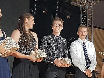 Die vier Besten, als sie von Schulleiter Siegfried Reck ausgezeichnet werden  Fotos: Carmen Schwind