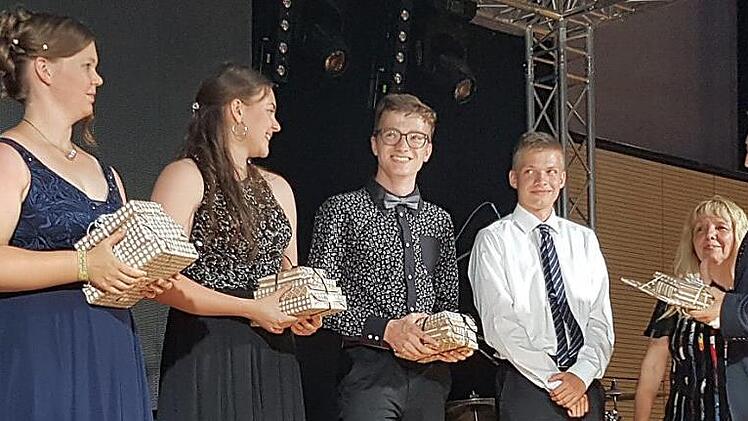 Die vier Besten, als sie von Schulleiter Siegfried Reck ausgezeichnet werden  Fotos: Carmen Schwind