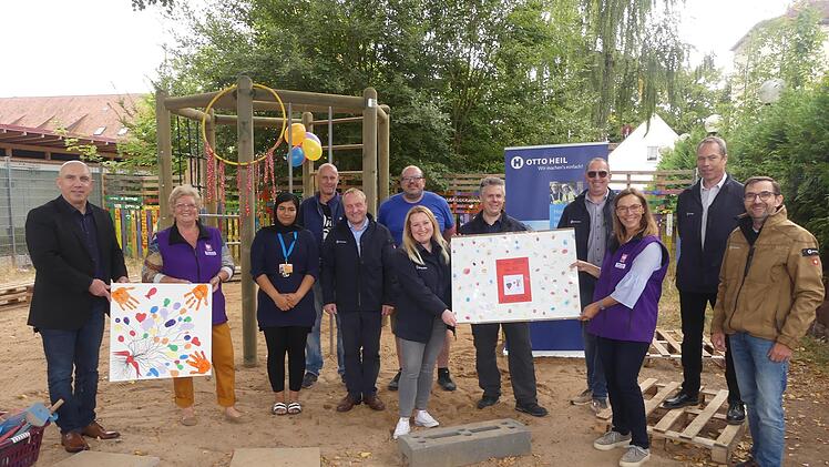 Unser Bild zeigt bei der Spendenübergabe Peter Heil, Betriebsrat und Mitarbeiter der Firma Otto Heil, Yener Yildirim  vom Ankerzentrum sowie  Mitarbeiterinnen und Mitarbeiter des Kinderhauses.
