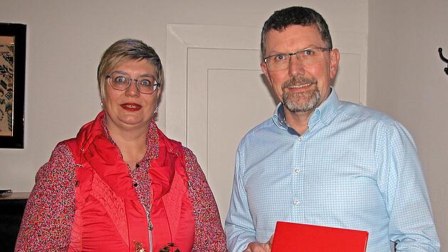 Karen Pohle hat für 25 Jahre Mitgliedschaft bei der SPD eine Dankesurkunde von Volker Schäfer überreicht bekommen.
