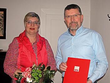 Karen Pohle hat f&uuml;r 25 Jahre Mitgliedschaft bei der SPD eine Dankesurkunde von Volker Sch&auml;fer &uuml;berreicht bekommen.