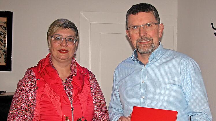 Karen Pohle hat für 25 Jahre Mitgliedschaft bei der SPD eine Dankesurkunde von Volker Schäfer überreicht bekommen.