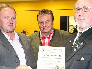 Baptist Reichold (l.) erhält die goldene Vereinsnadel  von Helmut Zenker (r.) und Stellvertreter Erich Fiedler. Foto: Mathias Erlwein