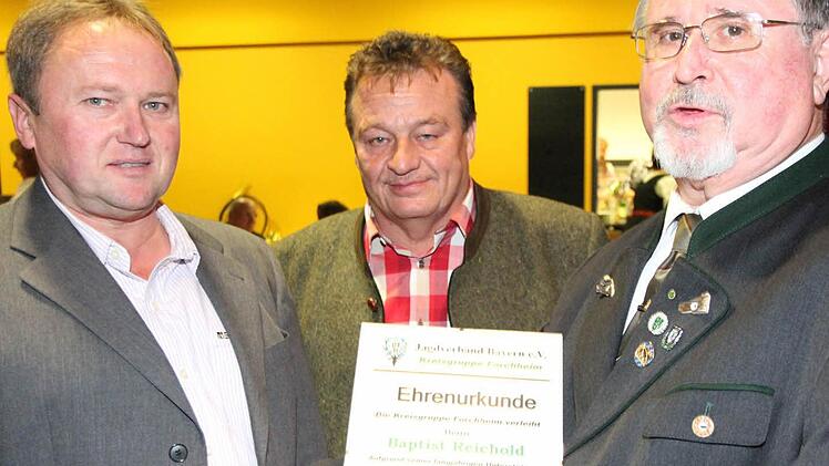 Baptist Reichold (l.) erhält die goldene Vereinsnadel  von Helmut Zenker (r.) und Stellvertreter Erich Fiedler. Foto: Mathias Erlwein