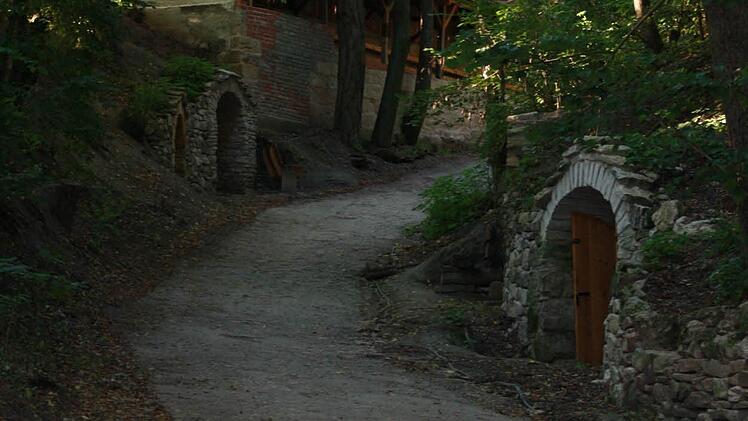 In sonnigen Tagen wird die Kellergasse zum schattigen Refugium,, Blick nach oben zur Kegelbahn