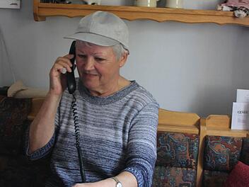 Monika Schuberth-Brehm telefoniert nur mit einem Normaltelefon. Ein schnurloses Gerät kommt ihr nicht ins Haus. Die Strahlenschutzmütze hat ein eingearbeitetes Metallgewebe und schirmt ab. Fotos: Friedwald Schedel