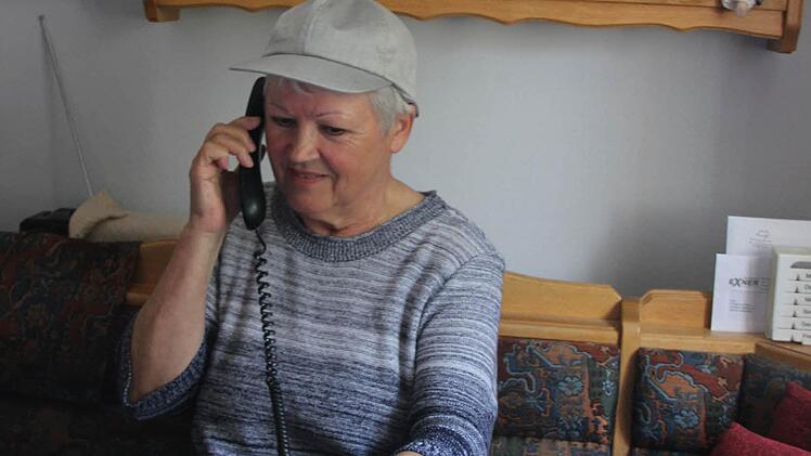 Monika Schuberth-Brehm telefoniert nur mit einem Normaltelefon. Ein schnurloses Gerät kommt ihr nicht ins Haus. Die Strahlenschutzmütze hat ein eingearbeitetes Metallgewebe und schirmt ab. Fotos: Friedwald Schedel