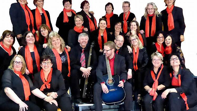 Der Singkreis Tettau mit Chorleiterin Anja Knabner (vorne links) und Lydia Müller (rechts daneben). Foto: privat