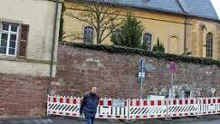 Zäune sperrten gut eineinhalb Jahre den Gehsteig.