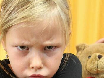 Fenja Schneese wirft sich gespielt in Pose. Sie weiß, dass Kinder Rechte haben und hat darüber schon Gespräche mit Erwachsenen geführt.