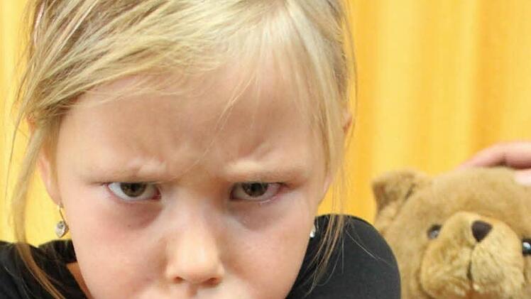 Fenja Schneese wirft sich gespielt in Pose. Sie weiß, dass Kinder Rechte haben und hat darüber schon Gespräche mit Erwachsenen geführt.