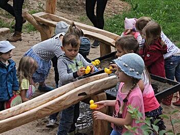 Dicht umringt, der neue Wasserspielplatz im Kindergarten "Sonnenschein" in Memmelsdorf. Auch Quietsche-Entchen wurden in den Wasserrinnen auf die Reise geschickt.  Foto: Helmut Will