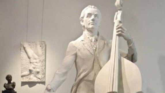 In seinem Atelier in Seßlach arbeitet der Bildhauer Andreas Krämmer an einem Gripsmodell seines Denkmals für den Komponisten und Kontrabassisten Johann Mattias Sperger. Die Skulptur soll Ende Juli gegenüber dem Barockschloss in Ludwigslust eingeweiht werden.Foto: Fee Girod