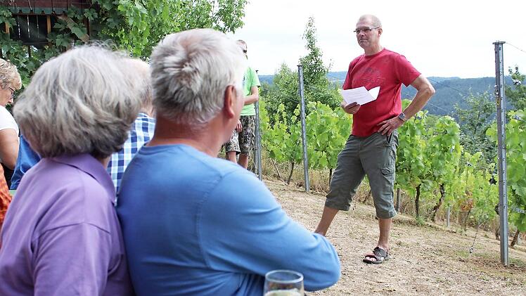 Wein, Rast und Informationen mitbekommen - so wie hier durch den Winzer vom Staffelberg, Jürgen Schneidawind.  Fotos: Markus Häggberg