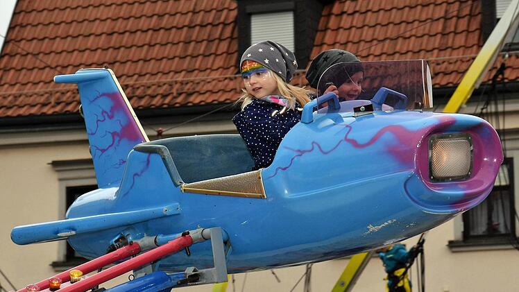 Ein Flug mit dem Kinderfliegerkarussell gefällt den Kleinsten immer ganz besonders.