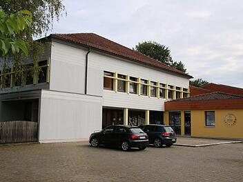 Heute ist dem Jugendzentrum (links) mit Kindergarten (rechts) kaum noch anzusehen, dass es sich um einen typischen Betonbau der frühen 1970er Jahre handelt. Vor 50 Jahren begannen die Vorbereitungen für den Bau. Foto: Thomas Malz