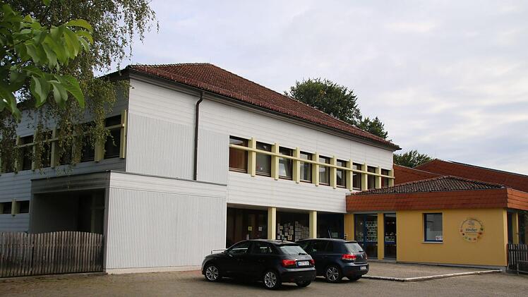 Heute ist dem Jugendzentrum (links) mit Kindergarten (rechts) kaum noch anzusehen, dass es sich um einen typischen Betonbau der frühen 1970er Jahre handelt. Vor 50 Jahren begannen die Vorbereitungen für den Bau. Foto: Thomas Malz