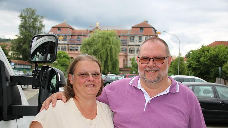 Marion und Dieter Poschau kommen mehrmals im Jahr nach Hammelburg, das Schicksal der Störche verfolgen sie sogar täglich mit.