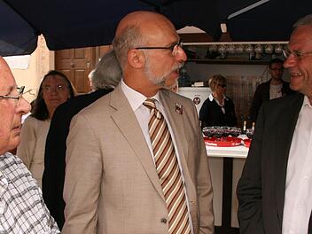 Viele Gespräche beim Empfang der Delegation aus Vernon: Michel Guibout, Oberbürgermeister Kay Blankenburg und Eisenstadts Bürgermeister Thomas Steiner. Foto: Paul Ziegler