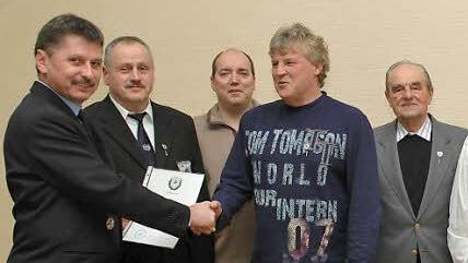 Klaus Luitz (links) zeichnete in Reiterswiesen Günter Fichte, Dieter Gröbner, Jürgen Kiesel,  Albert Kiesel, Jürgen Seidl und Harald Werner aus.