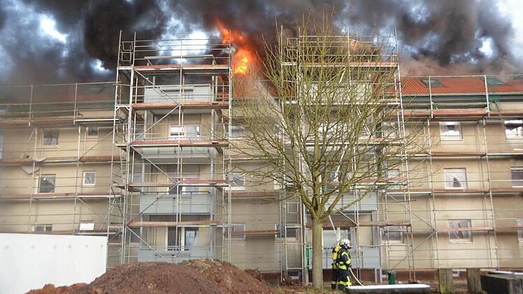 Brand in der Pfalzstraße in Bad Kissingen. Foto: Peter Rauch