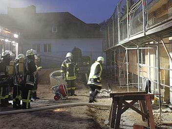 Viele Einsatzkräfte waren bei dem Schwelbrand bei den Barmherzigen Brüdern in Gremsdorf vor Ort.  Fotos: Sabine Herteux