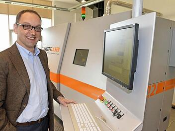 Frank Herzog steht vor einer seiner Laser-Maschinen in seinem Betrieb in Schney. Fotos: Ronald Rinklef
