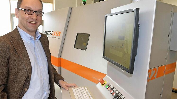 Frank Herzog steht vor einer seiner Laser-Maschinen in seinem Betrieb in Schney. Fotos: Ronald Rinklef