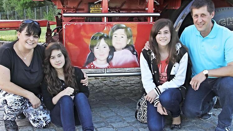 Die Töchter Janina (2. von rechts) und Annika (2. von links) fahren immer mit, wenn Bernd Batzner (rechts) seinen "Bärentruck" fährt, für den seine Frau Esther (links) vor vielen Jahren das Motiv gesucht hatte.  Fotos: Helmut Will