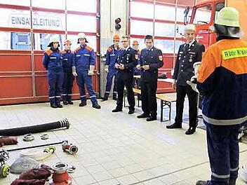 Feuerwehranwärter und Prüfung beim Wissenstest. Foto: Stefan Köhler