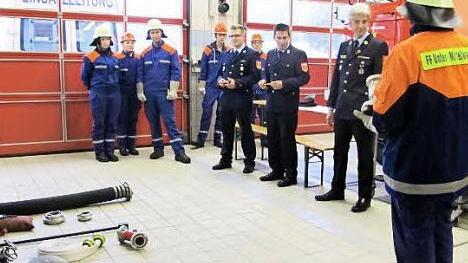 Feuerwehranwärter und Prüfung beim Wissenstest. Foto: Stefan Köhler