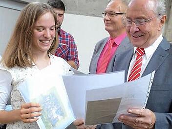Altlandrat Heinz Köhler überreicht an die strahlende Katrin Weiß aus Wallenfels das Zeugnis und die Auszeichnungen von Regierung von Oberfranken und des Bayerischen Kultusministeriums. Fotos: Hofmann