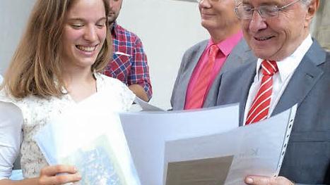 Altlandrat Heinz Köhler überreicht an die strahlende Katrin Weiß aus Wallenfels das Zeugnis und die Auszeichnungen von Regierung von Oberfranken und des Bayerischen Kultusministeriums. Fotos: Hofmann