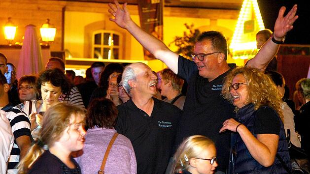 Die Besucher des Kulmbacher Altstadtfestes lie&szlig;en sich vom zeitweise k&uuml;hlen und nassen Wetter die Feierlaune nicht verderben. Fotos: Monika Limmer
