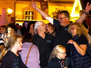 Die Besucher des Kulmbacher Altstadtfestes lie&szlig;en sich vom zeitweise k&uuml;hlen und nassen Wetter die Feierlaune nicht verderben. Fotos: Monika Limmer