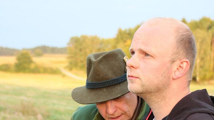 Zusammenarbeit ist wichtig: Der Jäger Gisbert Sattler und Drohnenpilot Marco Freitag wirken zusammen beim Kontrollieren von Wiesen und Feldern.Matthias Einwag