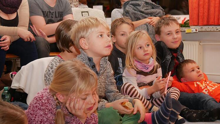Gebannt lauschen die Kinder. Foto: Manja von Nida